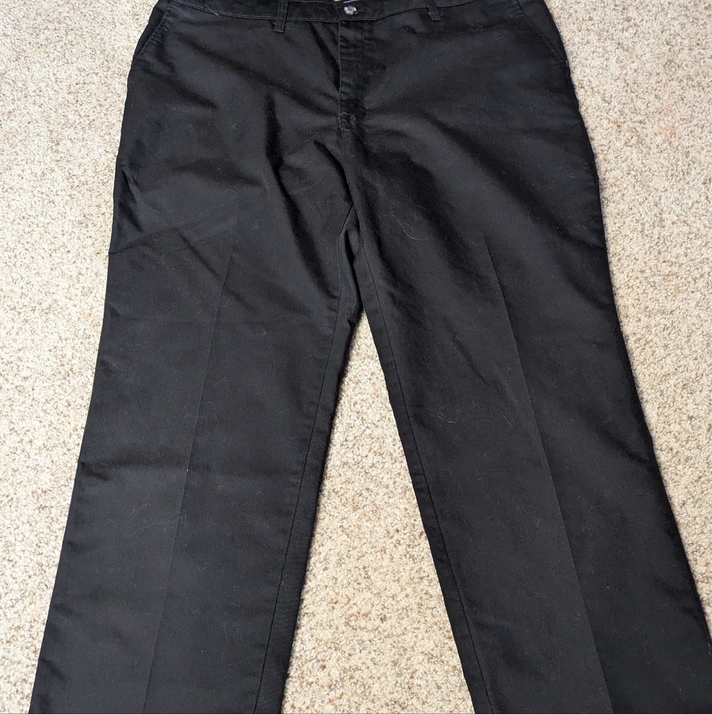 Lee total freedom 42*30 black khakis